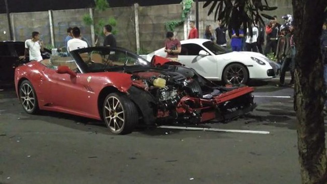 ferrari-california-crash-2-1488615810528-181-0-535-630-crop-1488615834096