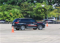 Mitsubishi Outlander giảm giá sâu